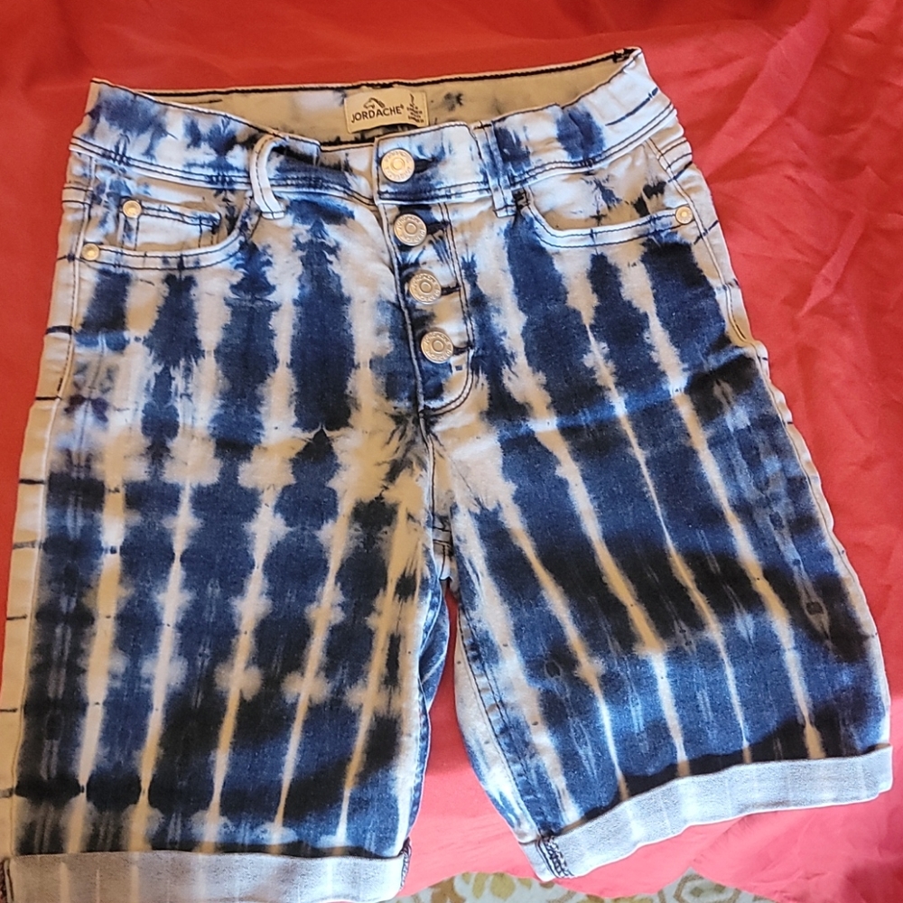 Jordache Burmuda length jean shorts. Sz12
